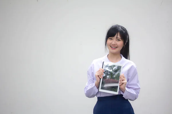 Retrato Tailandês Estudante Ensino Médio Uniforme Bela Menina Mostrar Tablet — Fotografia de Stock