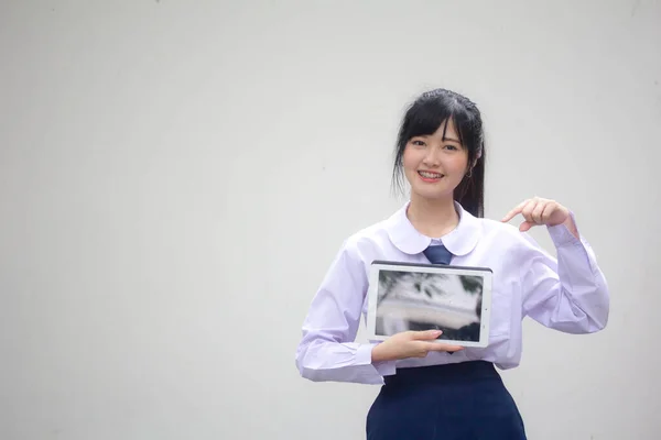 Retrato Tailandés Estudiante Secundaria Uniforme Hermosa Chica Espectáculo Tableta —  Fotos de Stock