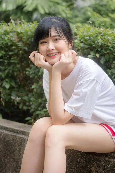 Asiático Tailandés Japonés Adolescente Blanco Camiseta Hermosa Chica Feliz Relajarse — Foto de Stock