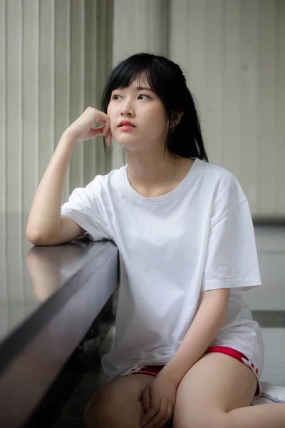 Azjatyckie Tajski Japoński Nastolatek Biały Shirt Piękna Dziewczyna Szczęśliwy Zrelaksować — Zdjęcie stockowe