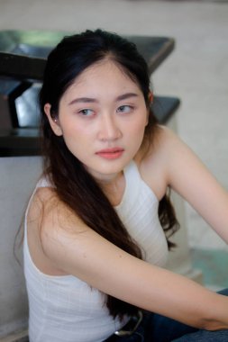 Tayland portresi yetişkin güzel kız beyaz gömlek mavi kot rahatla ve gülümse