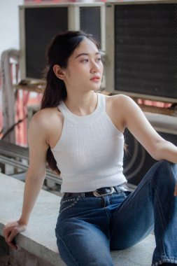 Tayland portresi yetişkin güzel kız beyaz gömlek mavi kot rahatla ve gülümse