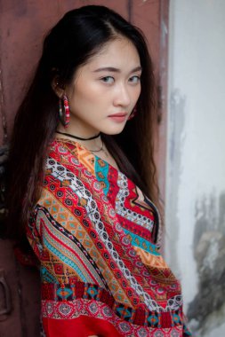 Tayland portresi yetişkin bohem kız rahatla ve gülümse