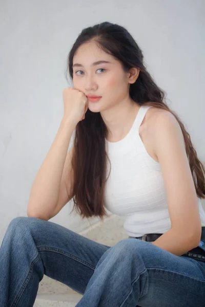 Portrait Thai China Gadis Cantik Kemeja Putih Blue Jeans Relax — Stok Foto