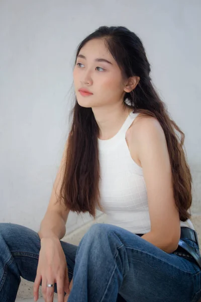 タイの肖像中国大人の美しい女の子白いシャツ青いジーンズリラックスして笑顔 — ストック写真