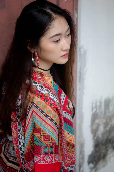タイの肖像中国大人Bohemian女の子リラックスして笑顔 — ストック写真