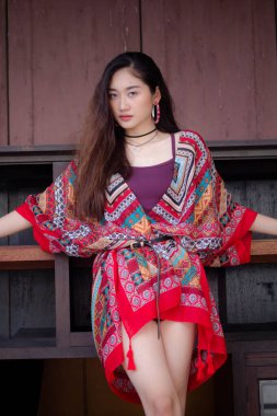 Tayland portresi yetişkin bohem kız rahatla ve gülümse