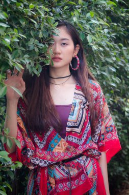 Tayland portresi yetişkin bohem kız rahatla ve gülümse