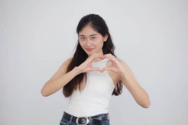 Tayland portresi yetişkin güzel kız beyaz gömlek mavi kot kalp verir