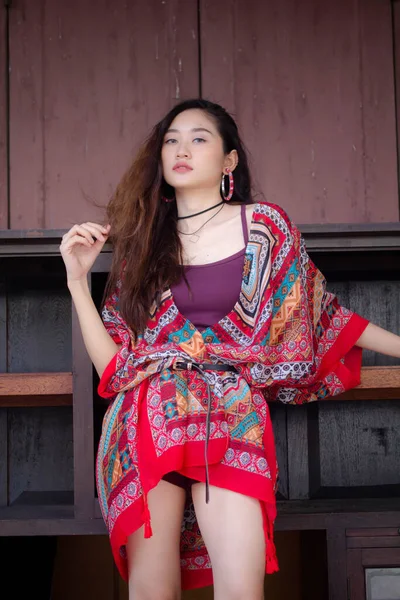 Retrato Chica Bohemia Adulta Tailandesa China Relajarse Sonreír — Foto de Stock