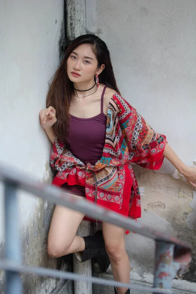 Portret Van Thai China Volwassen Boheemse Meisje Ontspannen Glimlachen — Stockfoto