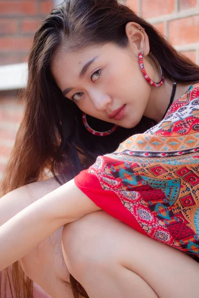 Πορτρέτο Της Κίνας Ενηλίκων Μποέμικο Κορίτσι Χαλαρώστε Και Χαμόγελο — Φωτογραφία Αρχείου