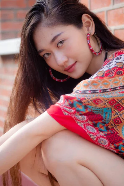 Πορτρέτο Της Κίνας Ενηλίκων Μποέμικο Κορίτσι Χαλαρώστε Και Χαμόγελο — Φωτογραφία Αρχείου