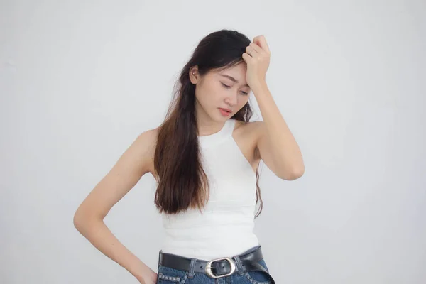 Portrét Thajského Porcelánu Dospělá Krásná Dívka Bílá Košile Modré Džíny — Stock fotografie