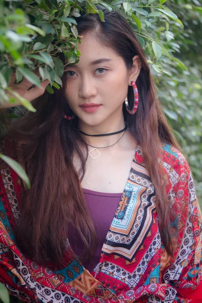 Portrét Thajského Porcelánu Dospělá Bohémská Dívka Relaxovat Usmívat — Stock fotografie