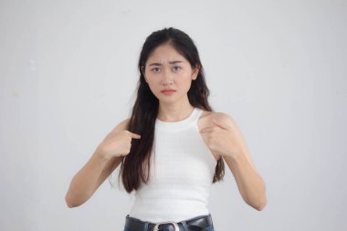 Tayland portresi. Porselen, yetişkin güzel kız. Beyaz gömlek, mavi kot pantolon.