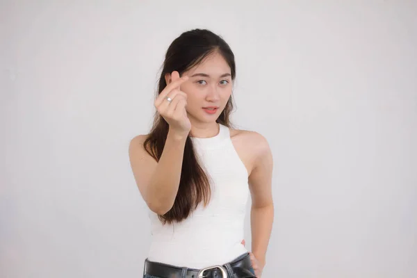 タイの肖像中国大人の美しい女の子白いシャツブルージーンズは心を与える — ストック写真