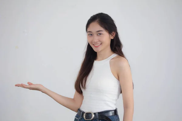 泰国人成年漂亮女孩的画像白衬衫蓝色牛仔裤展示手 — 图库照片