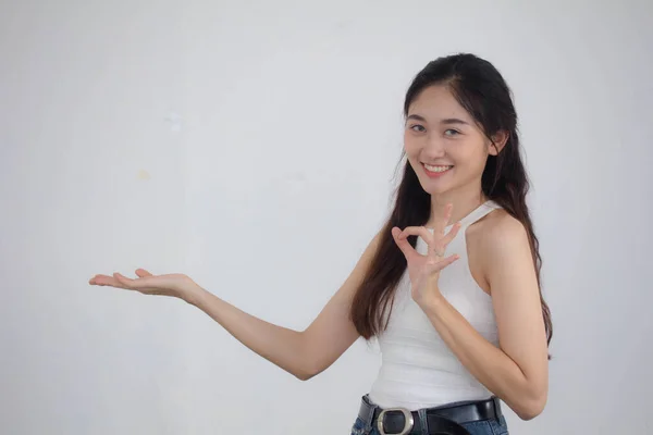 Retrato Tailandês China Adulto Linda Menina Branco Camisa Azul Jeans — Fotografia de Stock