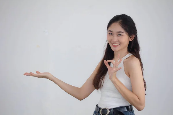 Retrato Tailandés China Adulto Hermosa Niña Camisa Blanca Vaqueros Azules — Foto de Stock