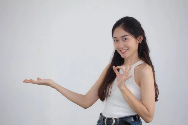ปภาพของไทย ใหญ สาวสวย ขาว กางเกงย าเง แสดงม — ภาพถ่ายสต็อก