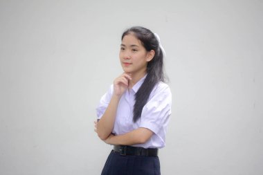 Tayland lisesi üniformasının portresi. Güzel kız. Düşün.