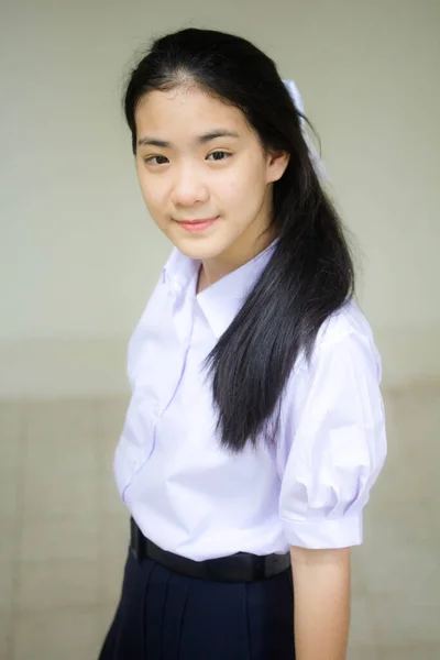 Portrait Thai Lycéen Uniforme Adolescent Belle Fille Heureux Détendre — Photo