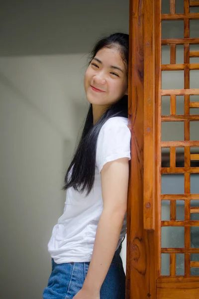 Ασία Thai Έφηβος Λευκό Shirt Όμορφο Κορίτσι Ευτυχισμένη Και Χαλαρώσετε — Φωτογραφία Αρχείου