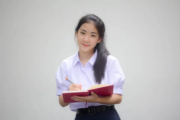 Asya Thai Lisesi Üniformalı Güzel Kız Bir Kitap Yaz — Stok fotoğraf