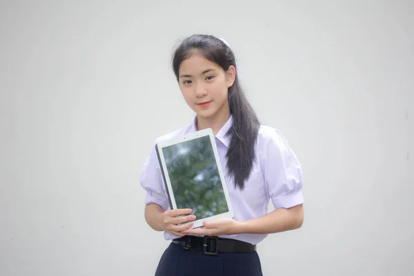 Retrato Tailandês Estudante Ensino Médio Uniforme Bela Menina Mostrar Tablet — Fotografia de Stock