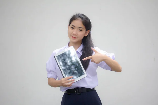 Retrato Tailandês Estudante Ensino Médio Uniforme Bela Menina Mostrar Tablet — Fotografia de Stock