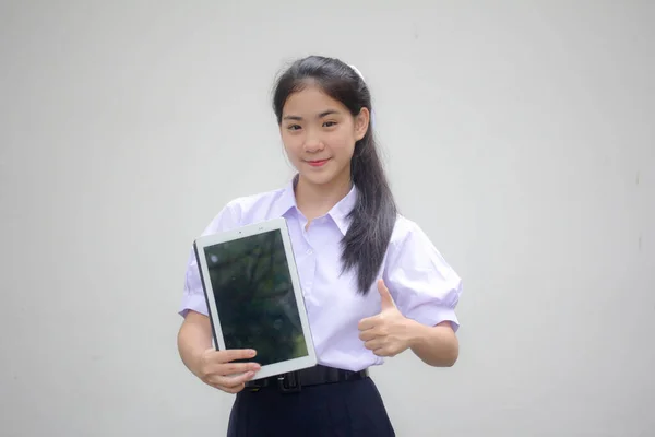 Retrato Tailandês Estudante Ensino Médio Uniforme Bela Menina Mostrar Tablet — Fotografia de Stock