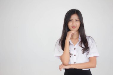 Taylandlı yetişkin öğrenci üniforması portresi. Güzel kız rahatla ve gülümse.