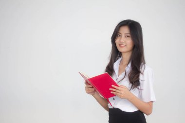 Taylandlı yetişkin öğrenci üniforması portresi. Güzel kız kırmızı kitabı okudu.