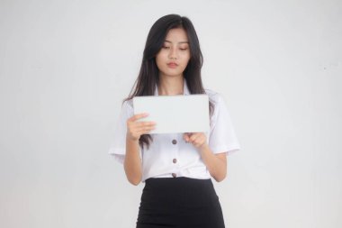 Taylandlı yetişkin öğrenci üniforması tabletini kullanan güzel bir kızın portresi..