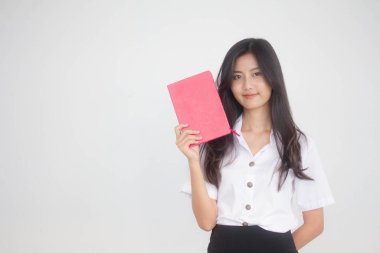 Taylandlı yetişkin öğrenci üniforması portresi Güzel kız kırmızı kitap gösteriyor