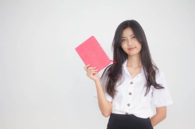 Taylandlı yetişkin öğrenci üniforması portresi Güzel kız kırmızı kitap gösteriyor