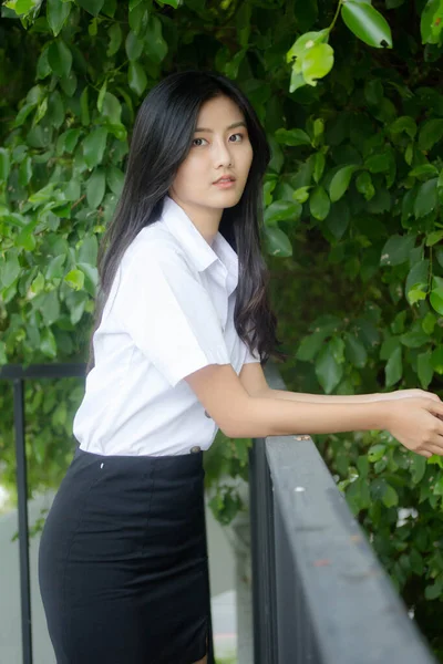 Porträt Von Thailändischen Erwachsenen Studenten Uniform Schöne Mädchen Entspannen Und — Stockfoto