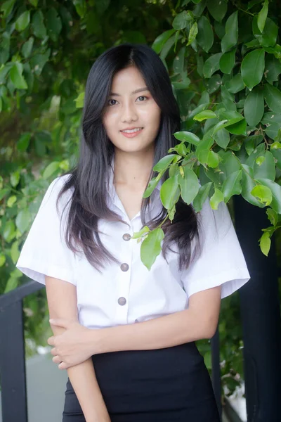 Portrait Thai Adulte Étudiant Université Uniforme Belle Fille Détendre Sourire — Photo