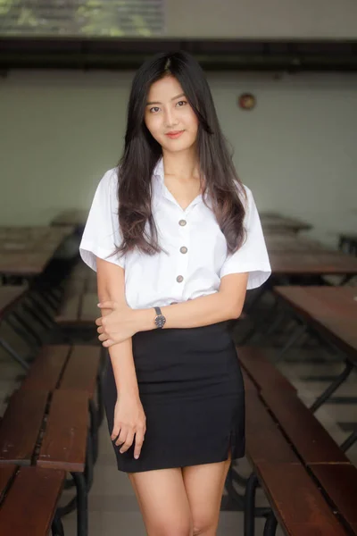 Porträt Von Thailändischen Erwachsenen Studenten Uniform Schöne Mädchen Entspannen Und — Stockfoto