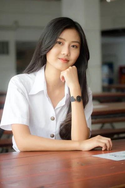 Portrait Thai Adulte Étudiant Université Uniforme Belle Fille Détendre Sourire — Photo