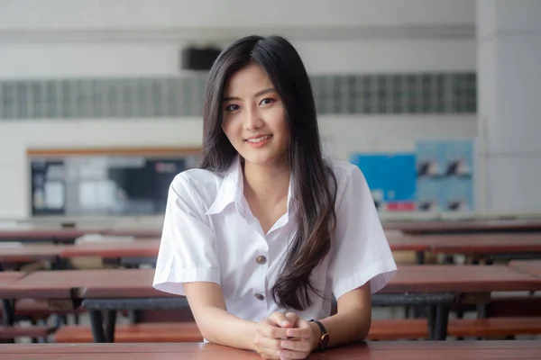 Taylandlı Yetişkin Öğrenci Üniforması Portresi Güzel Kız Rahatla Gülümse — Stok fotoğraf