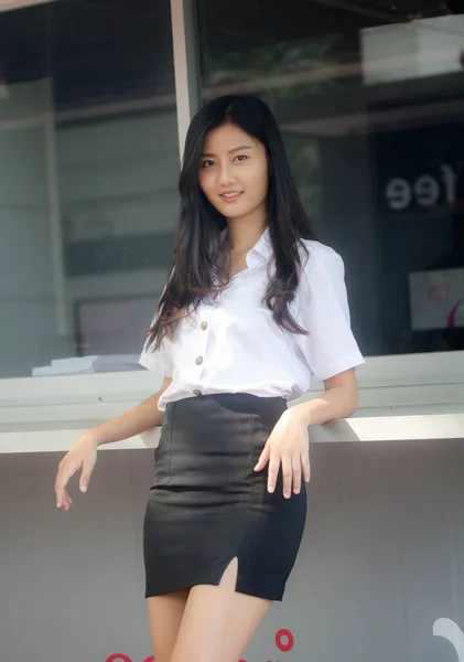 Porträt Von Thailändischen Erwachsenen Studenten Uniform Schöne Mädchen Entspannen Und — Stockfoto