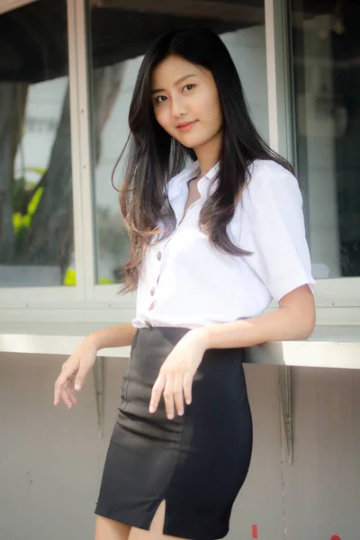 Porträt Von Thailändischen Erwachsenen Studenten Uniform Schöne Mädchen Entspannen Und — Stockfoto