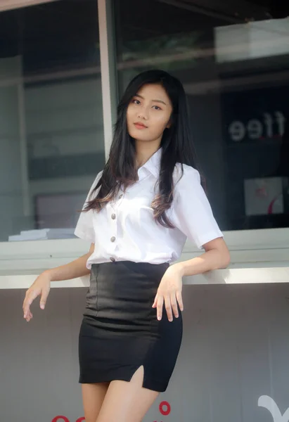 Muotokuva Thai Aikuinen Opiskelija Yliopisto Univormu Kaunis Tyttö Rentoutua Hymyillä — kuvapankkivalokuva