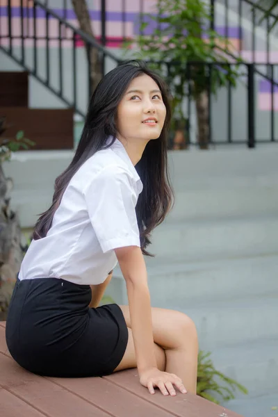 Portrait Thai Adulte Étudiant Université Uniforme Belle Fille Détendre Sourire — Photo