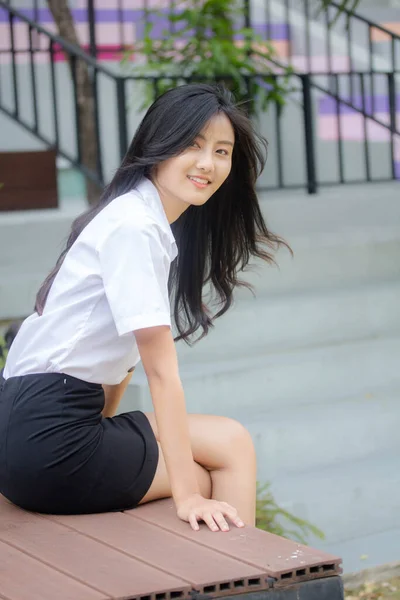 Retrato Tailandês Adulto Estudante Universidade Uniforme Bela Menina Relaxar Sorrir — Fotografia de Stock