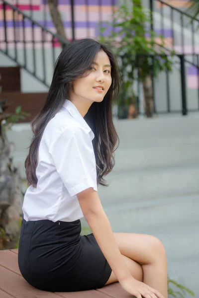 Портрет Тайського Студента Дорослого Університету Уніформа Красива Дівчина Розслабляється Посміхається — стокове фото