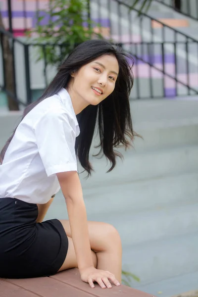 Retrato Tailandés Estudiante Adulto Universidad Uniforme Hermosa Chica Relajarse Sonreír —  Fotos de Stock