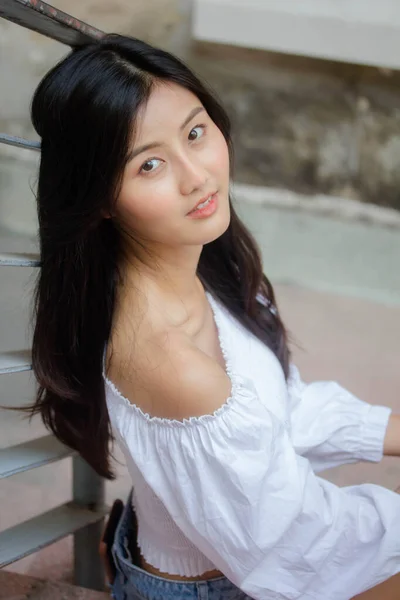 Retrato Tailandés Adulto Hermosa Niña Camisa Blanca Vaqueros Azules Relajarse —  Fotos de Stock
